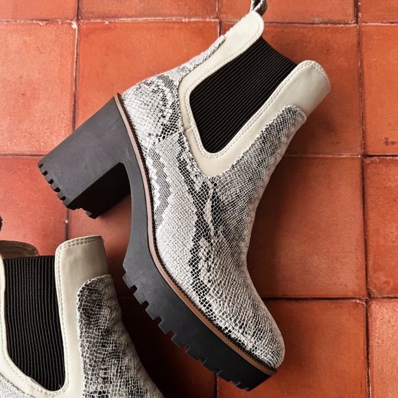 Sz 7.5 Chinese Laundry Good Day Cream & Grey Neo Snake Platform Ankle Boots GUC - Picture 4 of 8